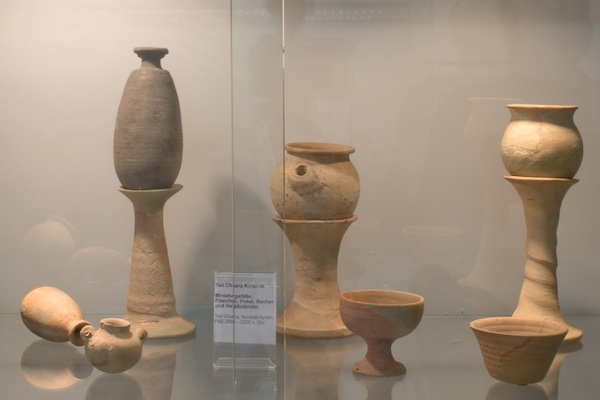 Foto mehrerer Tongefäße, die in einer Vitrine stehen